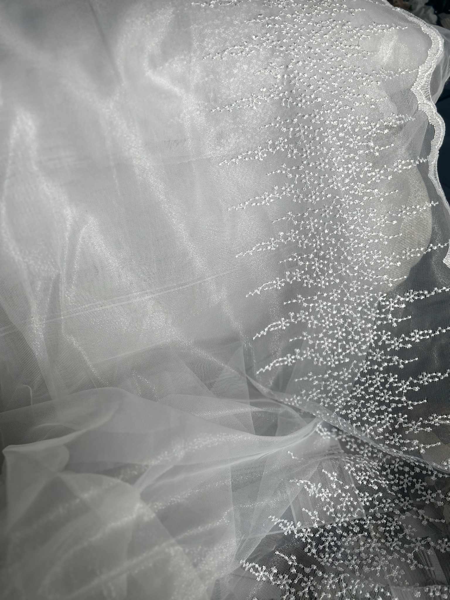 Tkanina firanowa nabłyszczana z dwoma pasami haftu- 180cm - obrazek 2