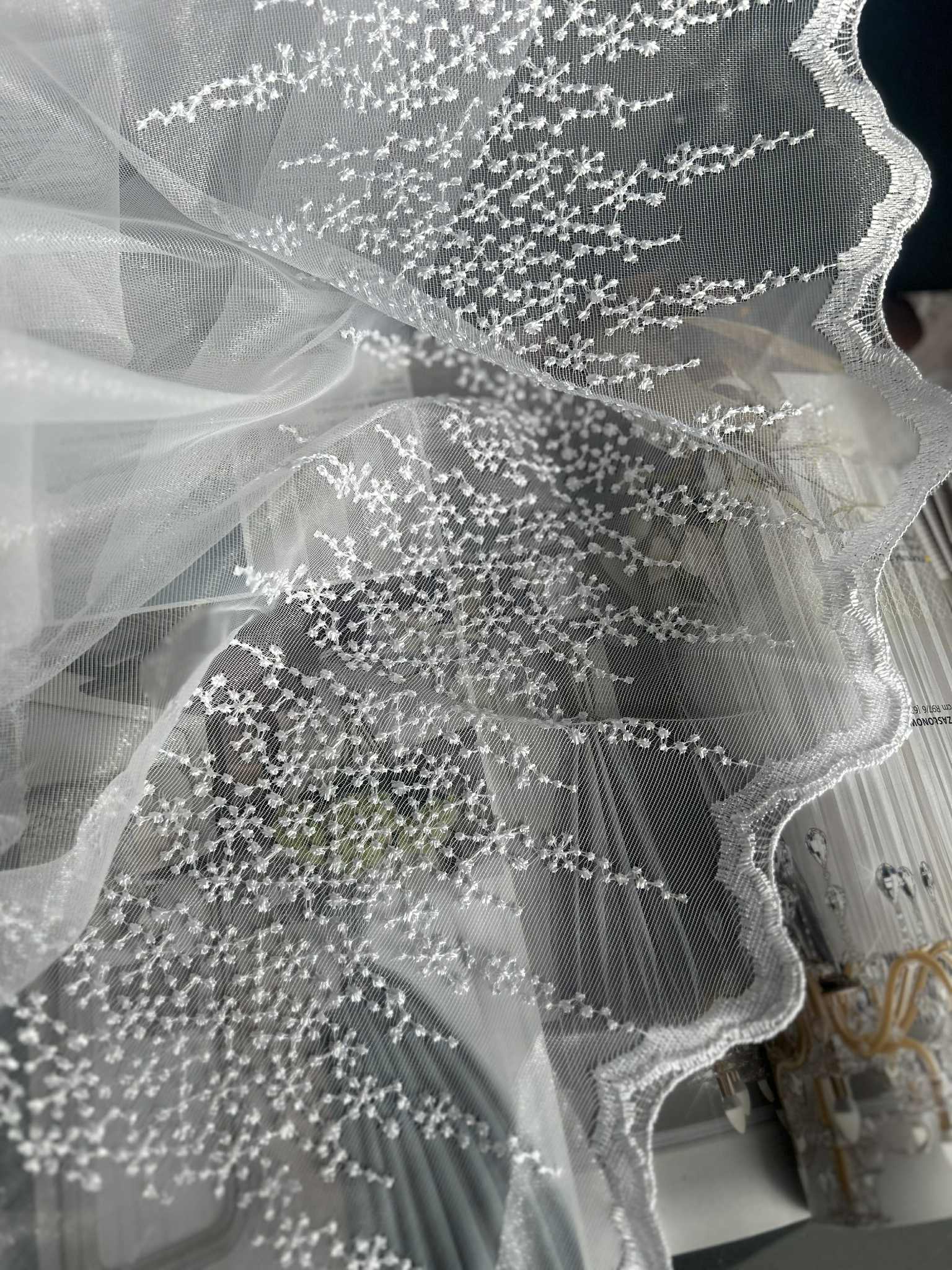 Tkanina firanowa nabłyszczana z trzema pasami haftu-  300cm