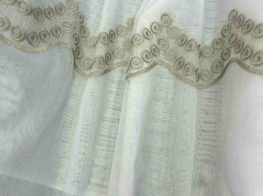 Tkanina firanowa z złotym haftem- 2.80m