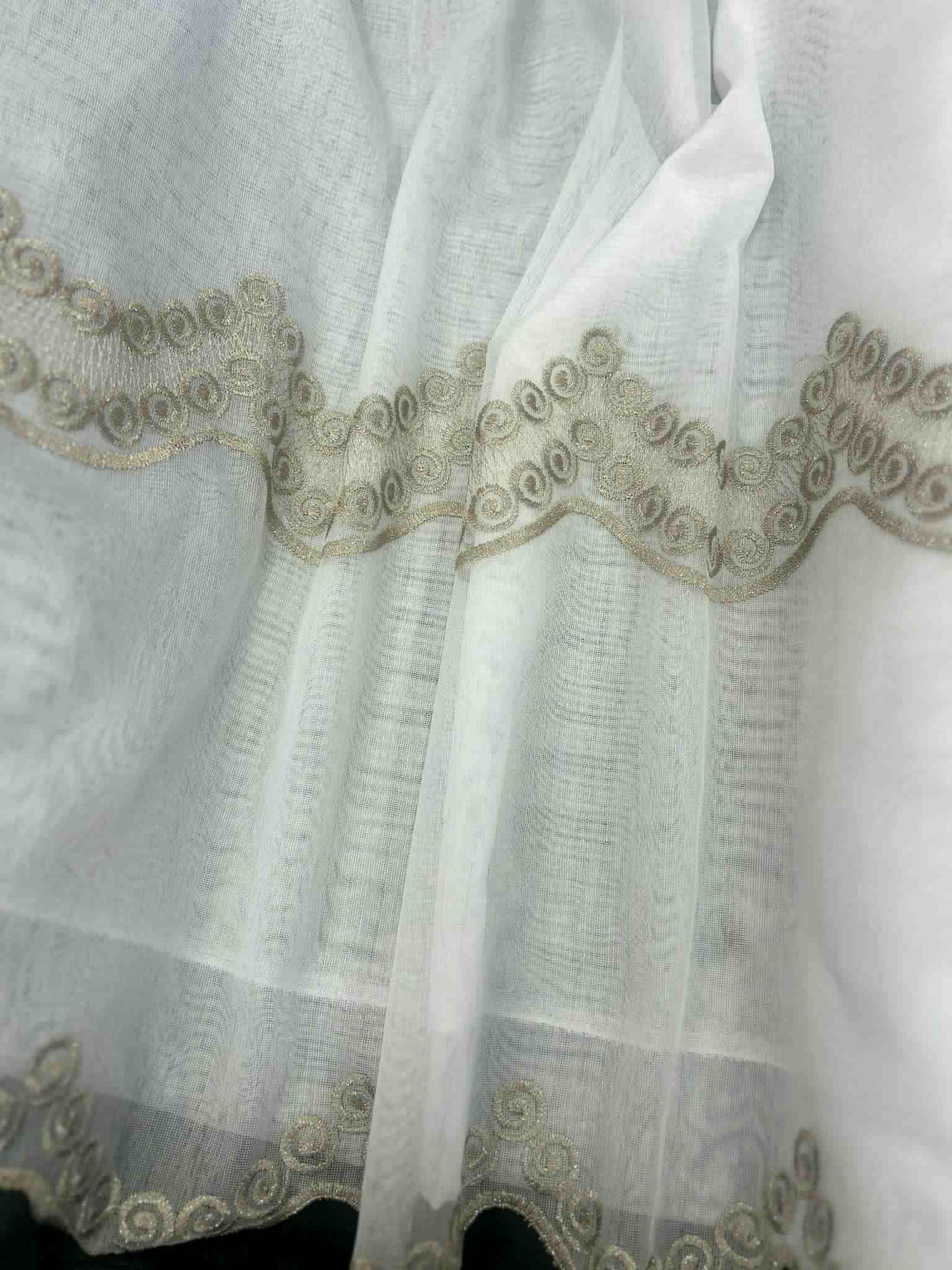 Tkanina firanowa z złotym haftem- 2.80m