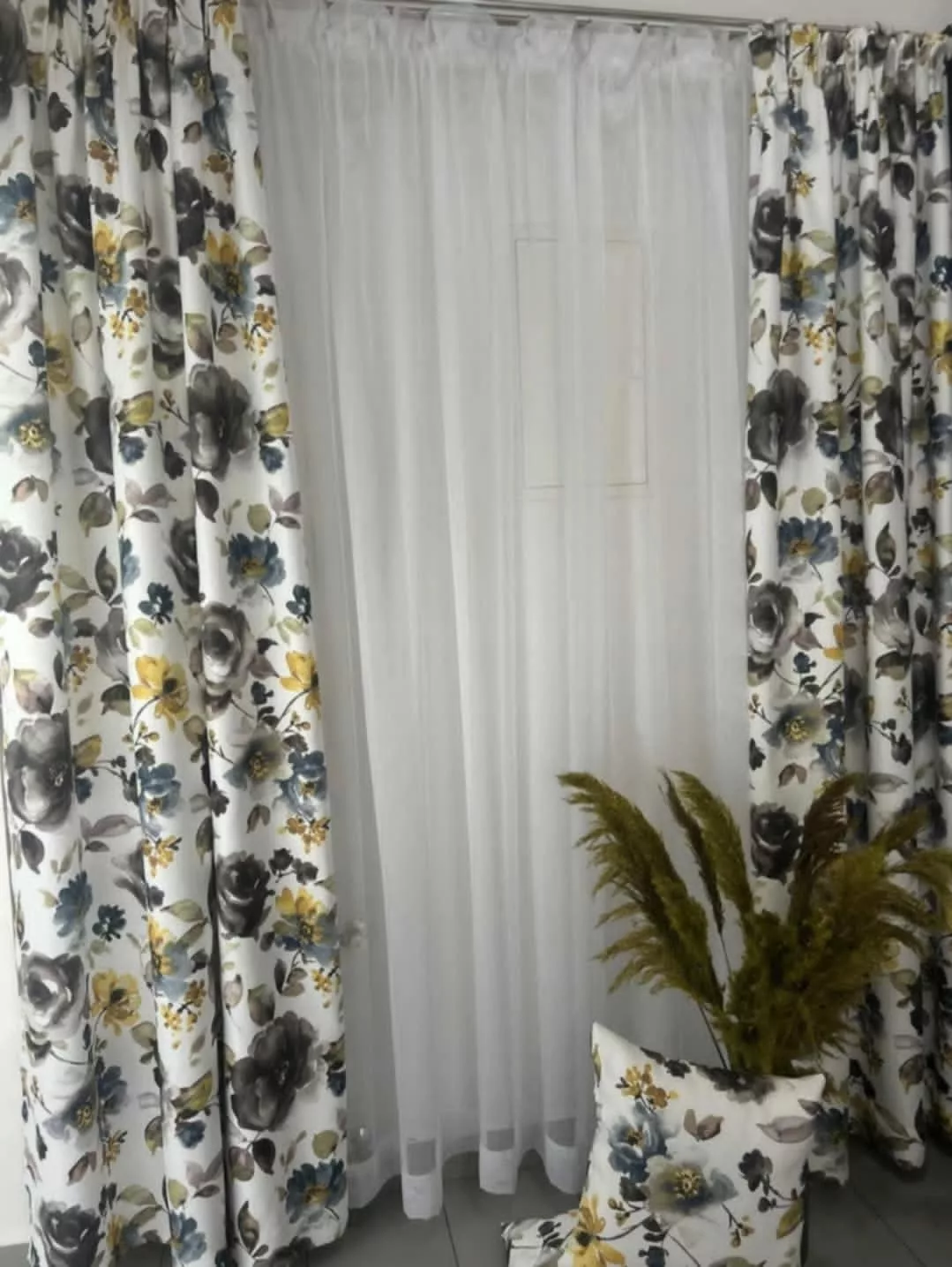 Tkanina zasłonowa kwiaty blackout- śmietanowa - obrazek 4